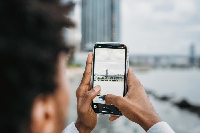 Foto maken met Smartphone Man maakt foto met smartphone
