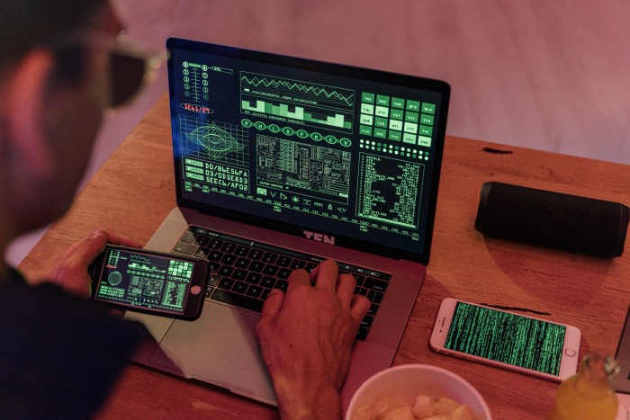 Hacker Telefoon aan het hacken met virus