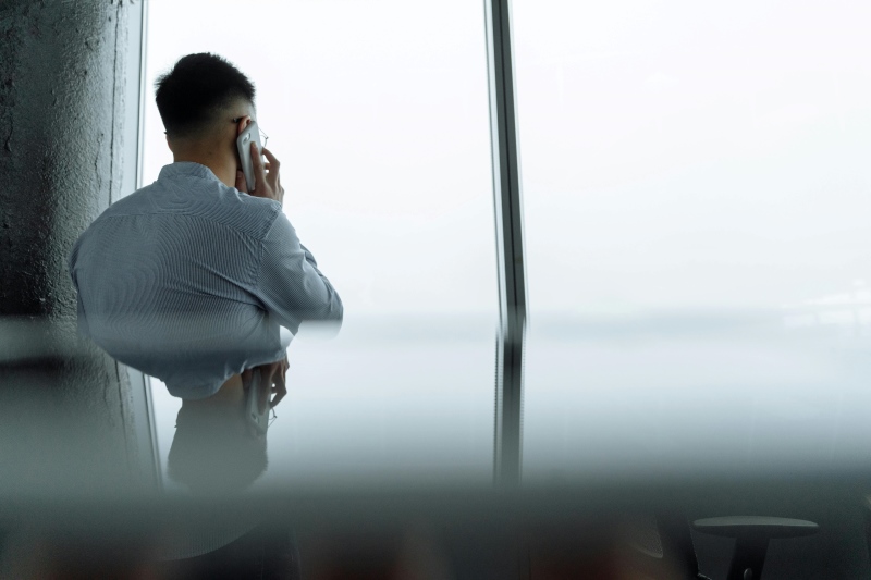 Persoon wordt gebeld Meneer wordt gebeld op smartphone
