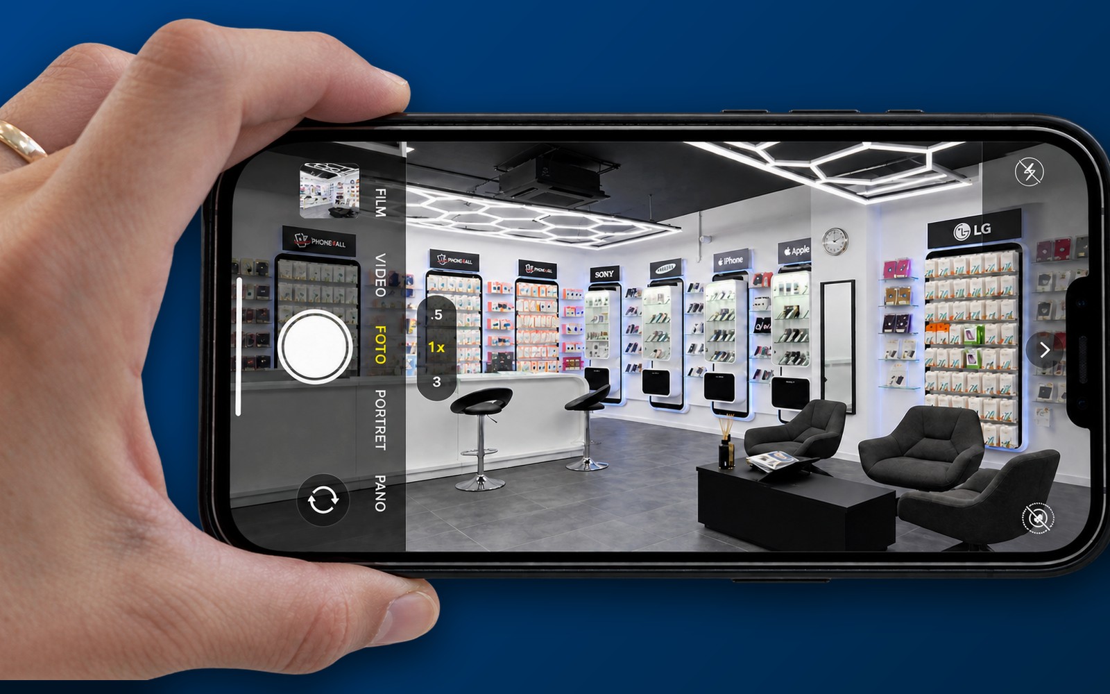 Hand houdt een iPhone horizontaal met de camera gericht op de Phone4All winkel